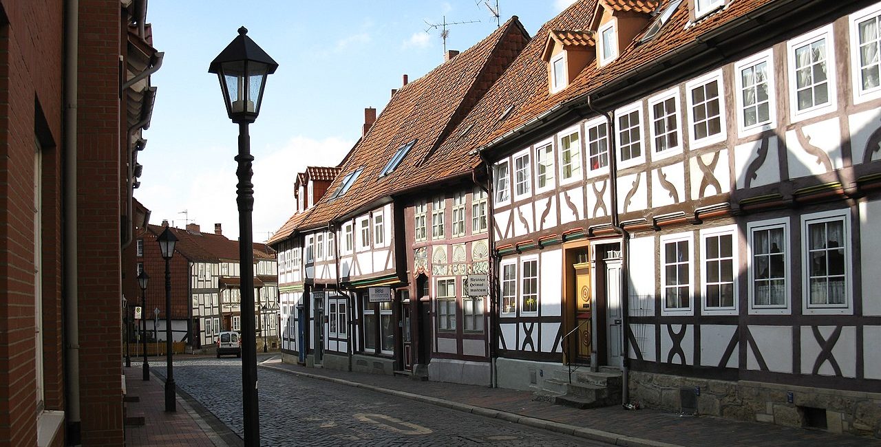 Waffenschmiedehaus (1548), Hildesheimer Neustadt, im Krieg unzerstört  (Quelle: Wikipedia)